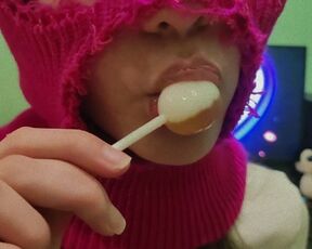 CUTE GIRL SUCKING A SWEET LOLLIPOP! (CHUPA CHUPS)!