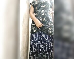 Hot aunty ne aapne kapde uatare aur dekhaya hot figure indian hot desi aunty