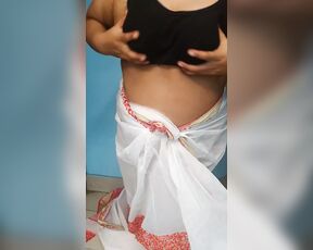 Sasur ke samne Biwi hot hote hai aur apne sari utar detahi - Indian Sex