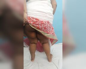 Hot Bhabhi saree utarti hai aur Devar ke Big Ass dikhate hai