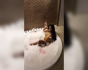 Latina en el jacuzzi delicioso con su botella sexi sumisa encantadora morbosa perrita domable ven a darme mi lechita