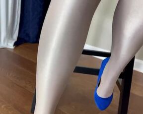 DOLL ANYA IN SHINY PANTYHOSE