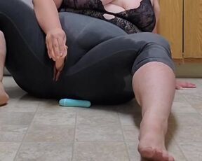 Pissing everywhere and fucking my pussy through a hole in my leggings