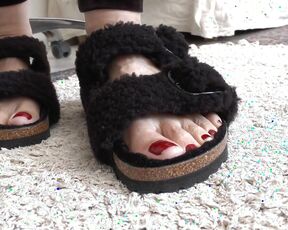 Toe Fetish - Toes Wiggling Black Fur Slippers Part 11